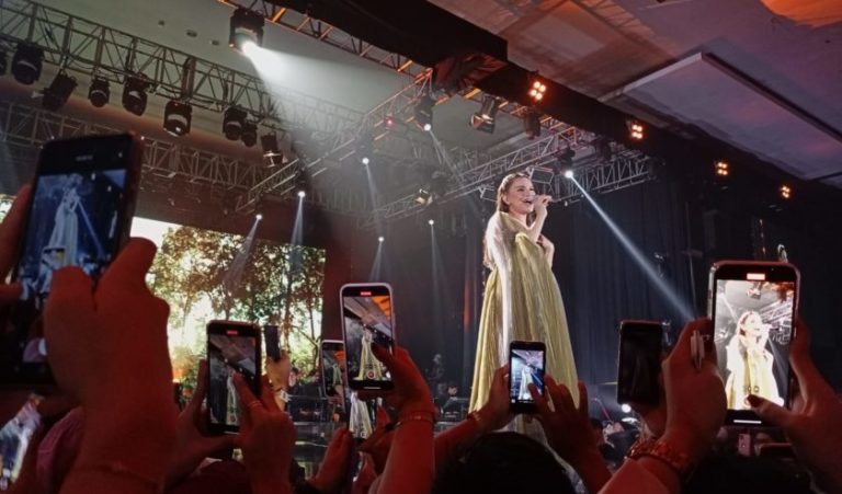Teriak Histeris Sampai Galau Bersama di Konser Rossa