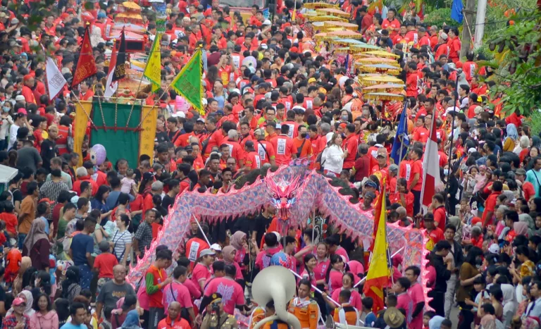 Pertunjukan Antar-etnis Meriahkan Cap Go Meh di Padang