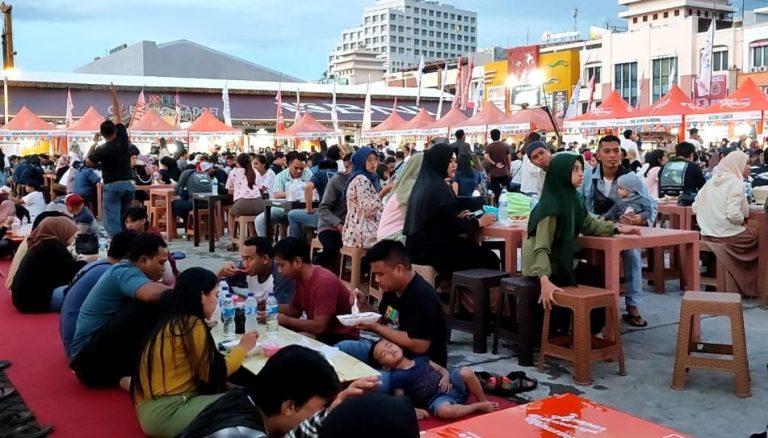 Warga Manado Padati Festival Kuliner Ramadhan