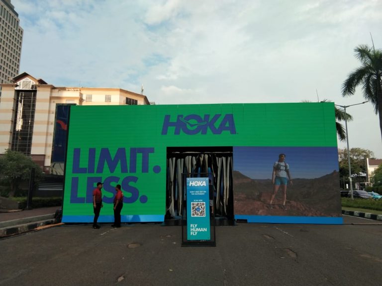 Keren! Event HOKA Hadirkan “Kotak Sepatu” Raksasa Berbalut LED