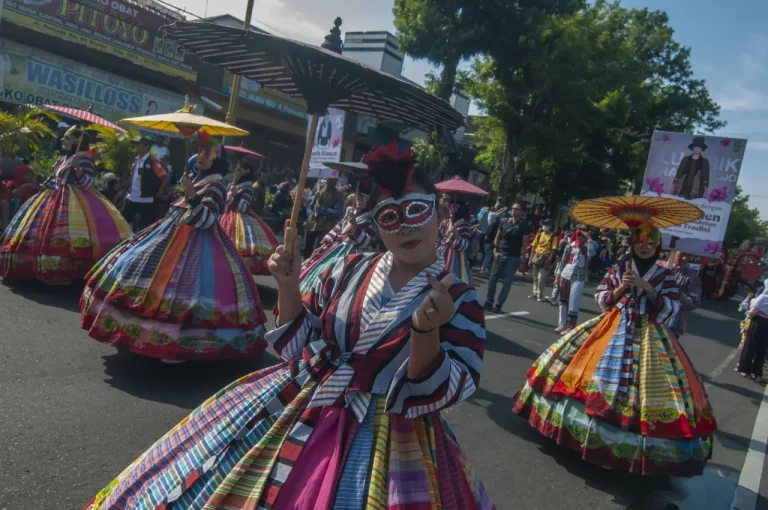 Ribuan Warga Saksikan Klaten Lurik Carnival