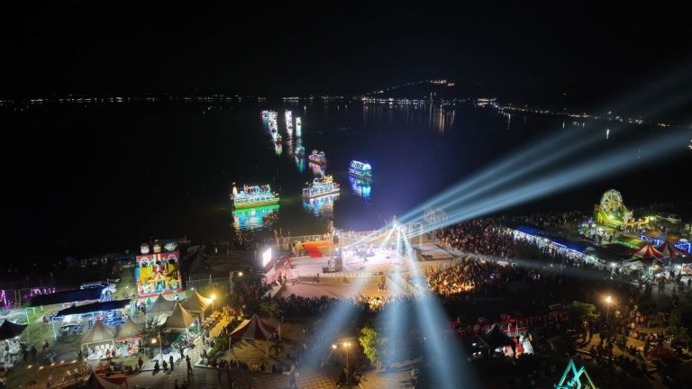 Ribuan Warga Klaten Antusias Hadiri Festival Musik Terapung