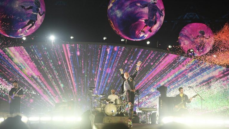 Kejutan, Maliq & D’Essentials Tampil di Panggung Coldplay
