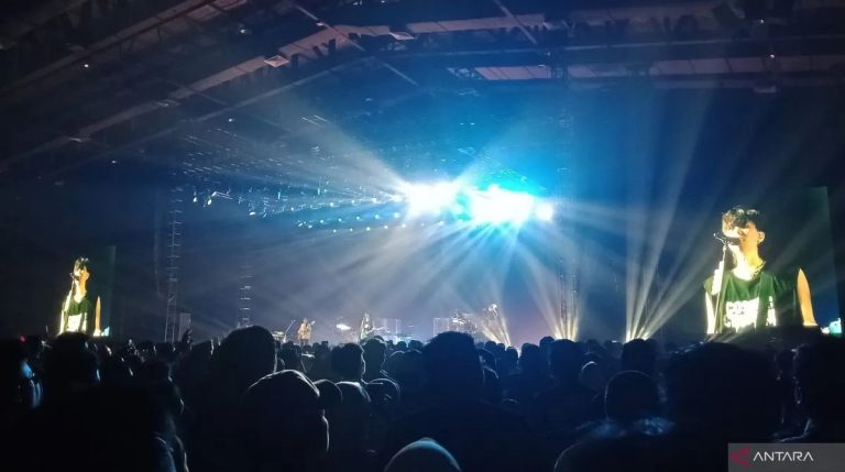 Lagu “Lights Go Out” dan “Zenzenzense” Buka Konser RADWIMPS