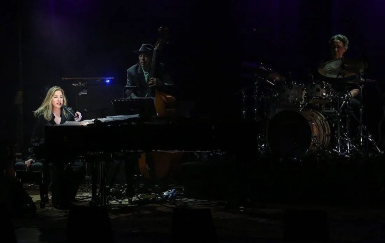 Diana Krall Buka Konser dengan “Almost Like Being in Love”
