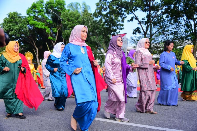 Ribuan Perempuan Pecahkan Rekor Tari Zapin Massal